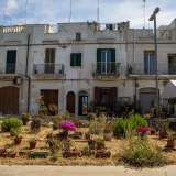 Una di queste � abitata dalla signora Angela che, davanti alla sua casetta, ha creato un lussureggiante giardino ricostruito, fiore dopo fiore, grazie a una petizione cittadina